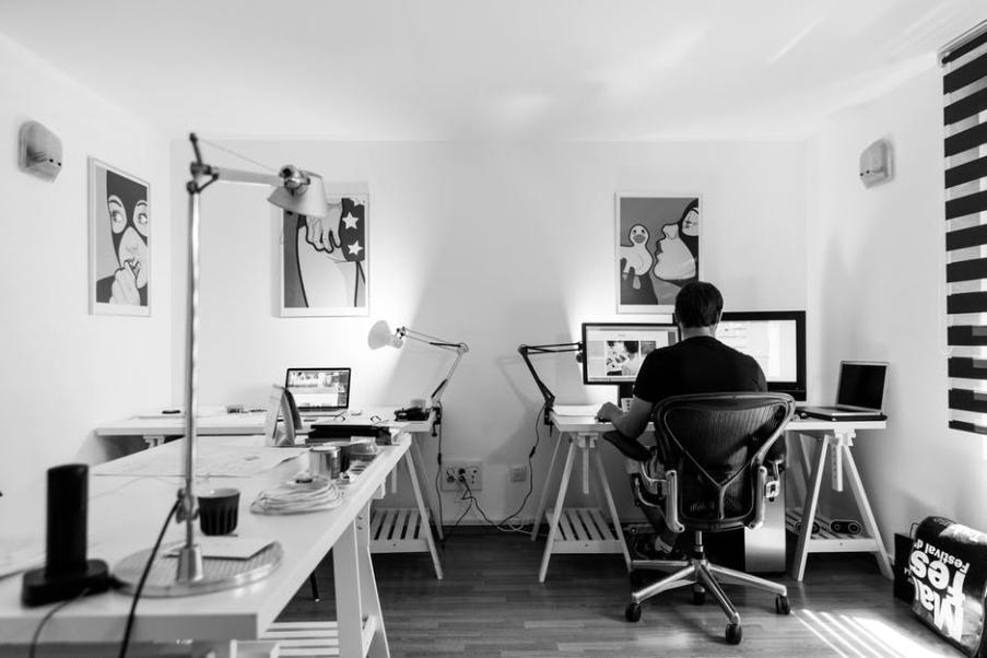 Bureau de travail avec ordinateur
