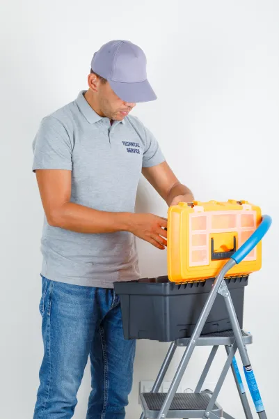 homme travaillant sur un terrain